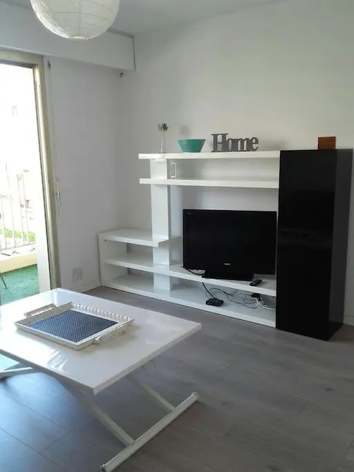 Tres Joli Studio,Bien Equipe Terrasse,Internet Le Cannet France