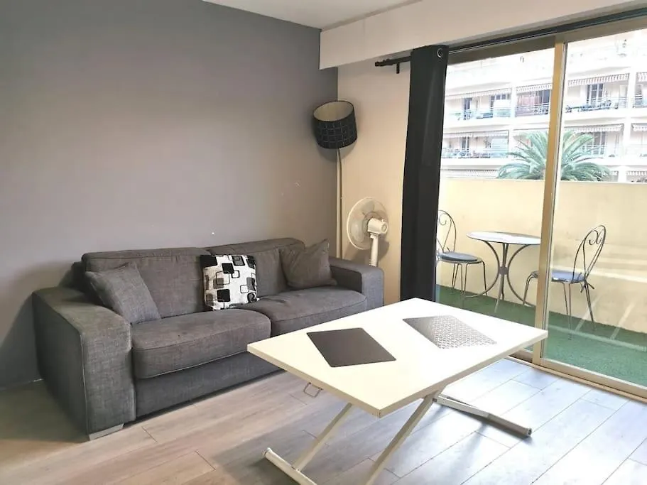 Tres Joli Studio,Bien Equipe Terrasse,Internet Le Cannet France